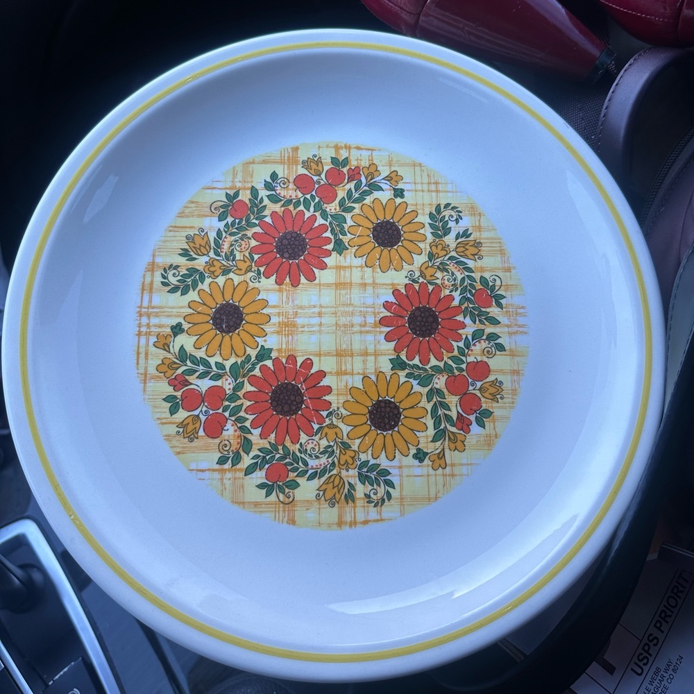 4 pcs set of 70s/mcm sunflower yellow & orange plates